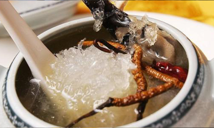 燕窩有滋陰潤(rùn)肺的功效，對(duì)干咳少痰、久咳不止等有一定的治療作用。